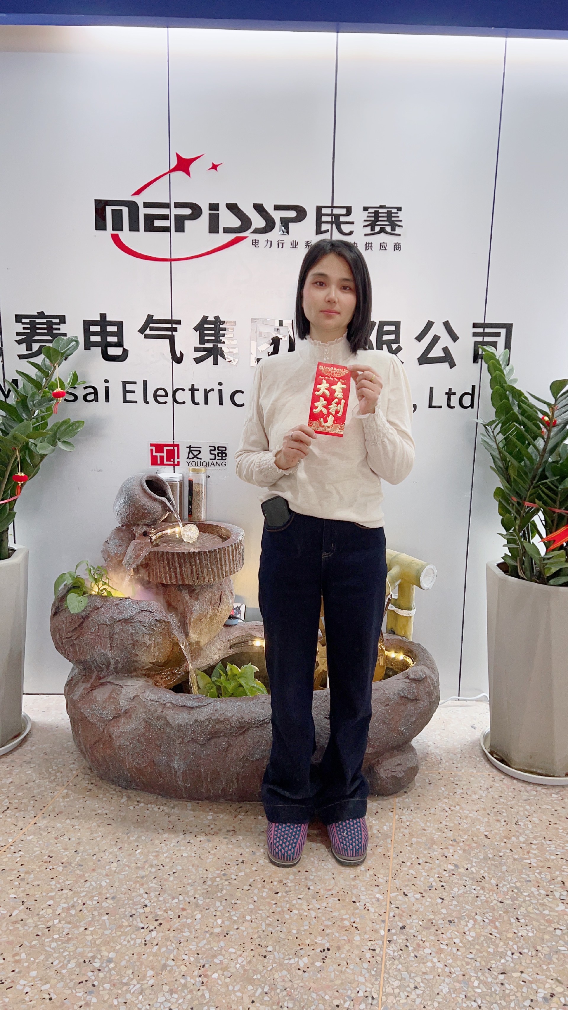 两位仓管兢兢业业，用心完成客户交代的每一份托福，经常工作到忘我的状态，今日是他俩的生日，愿身体健康，家庭幸福，开心快乐。